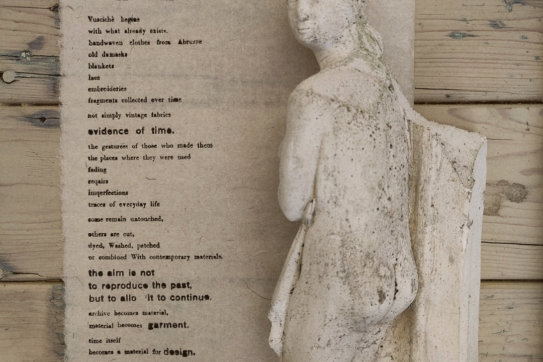 Vuscichè — «Textiles as Memory» stampato su carta a mano accanto a una figura in gesso
